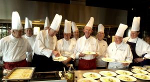 Karl Trompert ter midden van vele andere culinaire grootheden tijdens een presentatie van het de boek De klassieke Keuken., Gastropedia